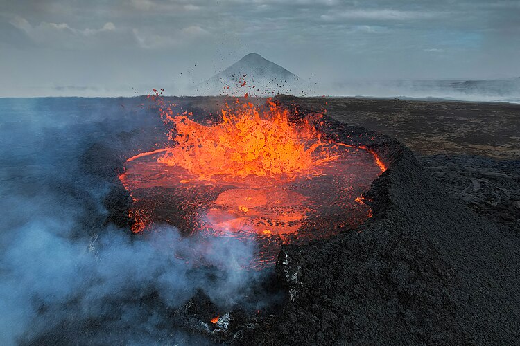 Извержение исландского вулкана Фаградальсфьядль в июле 2023 года, снятое дроном с близкого расстояния