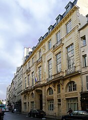 The street facade on the rue Saint-Antoine