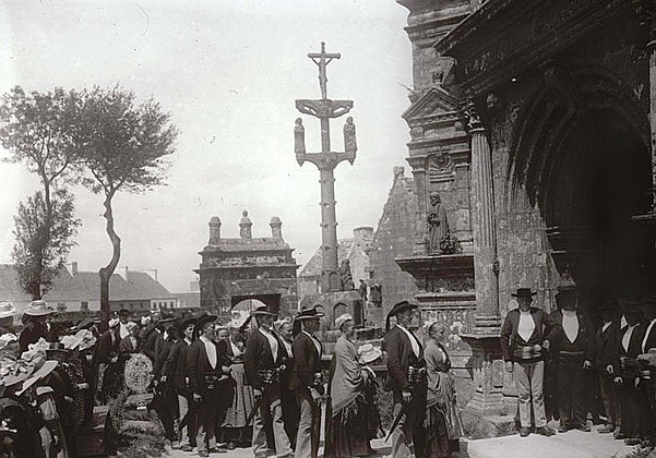 This 1910 photograph shows a wedding taking place at the Commana church. Doré's calvary can be seen in the background.