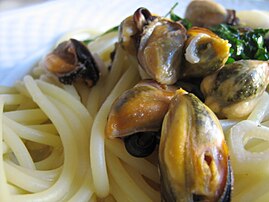 Spaghetti con le cozze (with mussels)