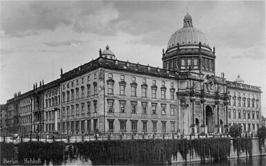 The palace's west and south façades seen from across the Spree in 1920