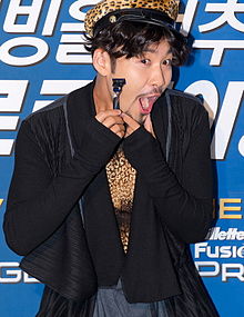 Noh Hong-chul holding a razor