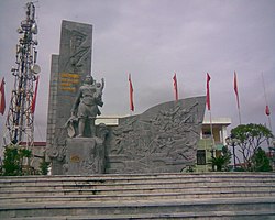 Statue in the center of Phùng town