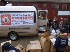The Sathya Sai Organization’s emergency service truck carrying support relief items arriving at the disaster site.