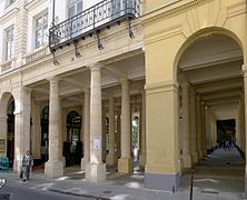 No. 17 (restaurant Le Grand Véfour) and No. 19 (Joinville Peristyle and Galerie de Montpensier).