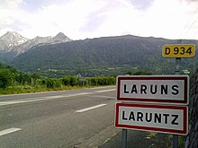 Bilingual French/Béarnais sign at the entrance of Laruns.