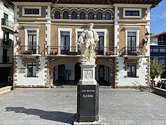Elcano's statue in Getaria (1881).
