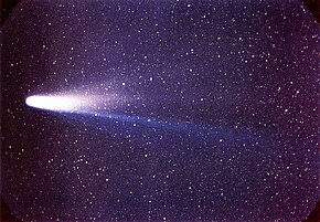 A colour image of comet Halley, shown flying to the left moon aligned flat against the sky