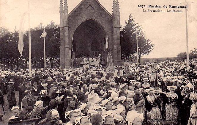 Old postcard showing crowds at the pardon de Rumengol around 1930
