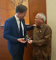 Rutte with Indonesian Minister of Public Works Basuki Hadimuljono showing off their Nokia phones in 2019