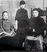 Meng Xiaodong acting with her parents