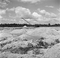 Bauxite mining at Onverdacht (1947)