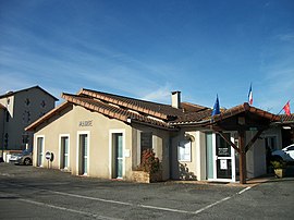 The town hall in Huos