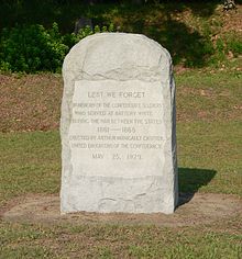 Stone marker 3–4 feet high, inscribed: Lest We Forget/In memory of the Confederate soldiers/who served at Battery White/during the War Between the States/1861-1865/Erected by Arthur Manigault Chapter/United Daughters of the Confederacy/May 25, 1929