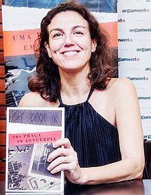 Luize Valente in 2015 with her book Uma Praça em Antuérpia (A Square in Antwerp)