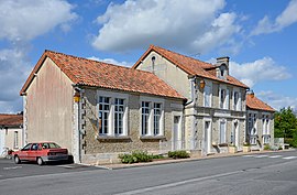 The town hall and school in Challignac
