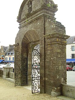 The triumphal arch at Pleyben
