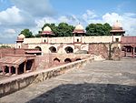 Fatehpur Sikri: Karwan buildings above the Karwan Sarai