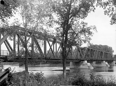 Bridge in 1948, as seen from upstream. The footbridge appears to be already in place.