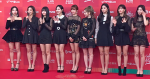 From left to right: Chaeyoung, Jihyo, Momo, Nayeon, Mina, Dahyun, Tzuyu, Jeongyeon, Sana
