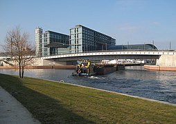 Spree with Berlin Hauptbahnhof & the entrance of a canal