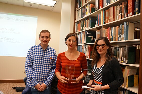 Effie and Sara Snyder receive the 2013 Distinguished Service Award from Wikimedia DC