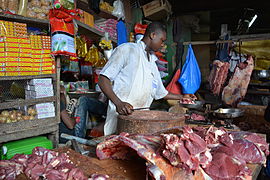 Le boucher au marché de Koumassi mon chéri est originaire de là