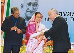 Ryuko Hira being awarded the Pravasi Bharatiya Samman Award by President Pratibha Patil in January 2010.