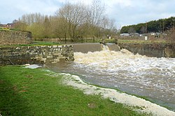Watervin spate, spilling over a weir