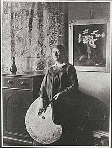 Portrait of artist Alice Marion Ellen Bale holding a painter's palette