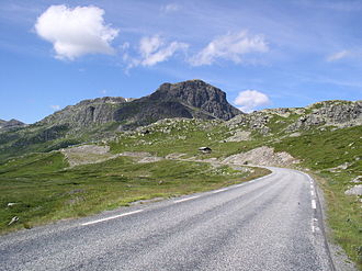 The road with Bitihorn in the background