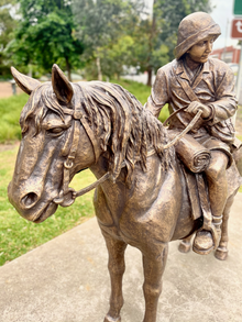 Statue of Lennie on Ginger Mick's back in Leongatha