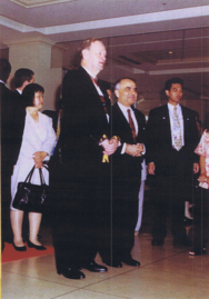 Ryuko Hira with Prime Minister Jean Chrétien of Canada during the G8 Summit of 2000 in Rizzan Sea-Park Hotel