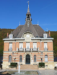 The town hall in Haybes