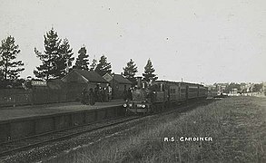 A M-class steam locomotive arriving at the original Gardiner Station, 1900
