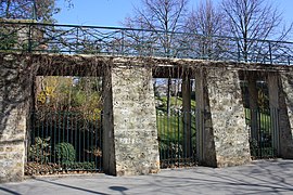 Entrance to the Jardin de Reuilly on Avenue Daumesnil
