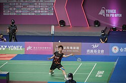 Left handler Lin receiving a shuttlecock at a match in the 2022 Taipei Open