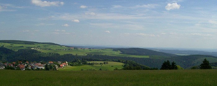 View of Schnett (foreground) and Waffenrod/Hinterrod (background, between the Eckartsberg (760 m, left) and Klingeberg (677 m, right))