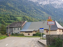 The road into École