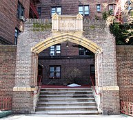 The entrance to 186-196 Pinehurst Avenue