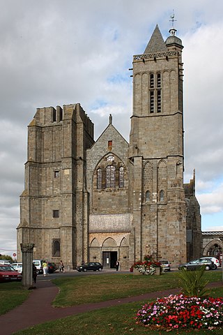 A view of the façade of the Cathédrale Saint-Samson de Dol-de-Bretagne