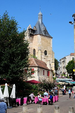 Place Pélissière and Église Saint-Jacques in the town centre of Bergerac