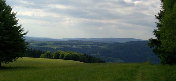 View of the Pleß (645 m, left of centre, 52 km away) in the northeast of the Vordere Rhön and the 14-km-distant Adlersberg (849,9 m) with the Neuhäuser Hügel (891 m)