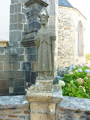 The Rosnoën monument aux morts-The Virgin Mary and a bishop