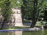 Wall remnants of the Allerheiligenbollwerk (all hallows' bulwark) or Judenbollwerk (Jews' bulwark) in the Obermainanlage (Upper Main site) at the Rechneigrabenweiher, the latter being a remnant of the water moat that once surrounded the city