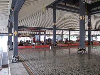 Large interior space with pillars
