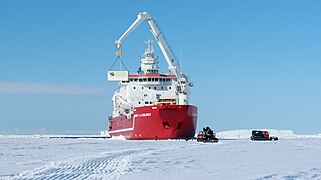 S. A. Agulhas II offloading the EDEN-ISS Antarctic greenhouse at Neumayer Station III