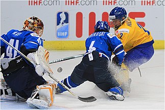 Finland‘s defensive stalwarts Jenni Hiirikoski and goaltender Noora Räty stifle a goal attempt by Elin Holmlöv of Sweden during the 2011 World Championship.