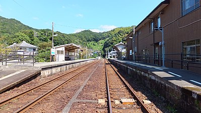 A view of the station platforms and tracks looking in the direction of Tokushima. The siding branching off track 1 can be seen in the distance.
