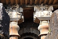 "Boxed" amalakas in the capitals, Bedse Caves